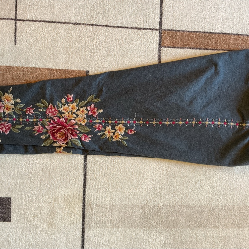Johnny Was Floral Embroidered Leggings - Gray - Picture 3 of 8